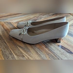 Vintage Stuart Weitzman size 6.5 fawn & gold color, barely worn